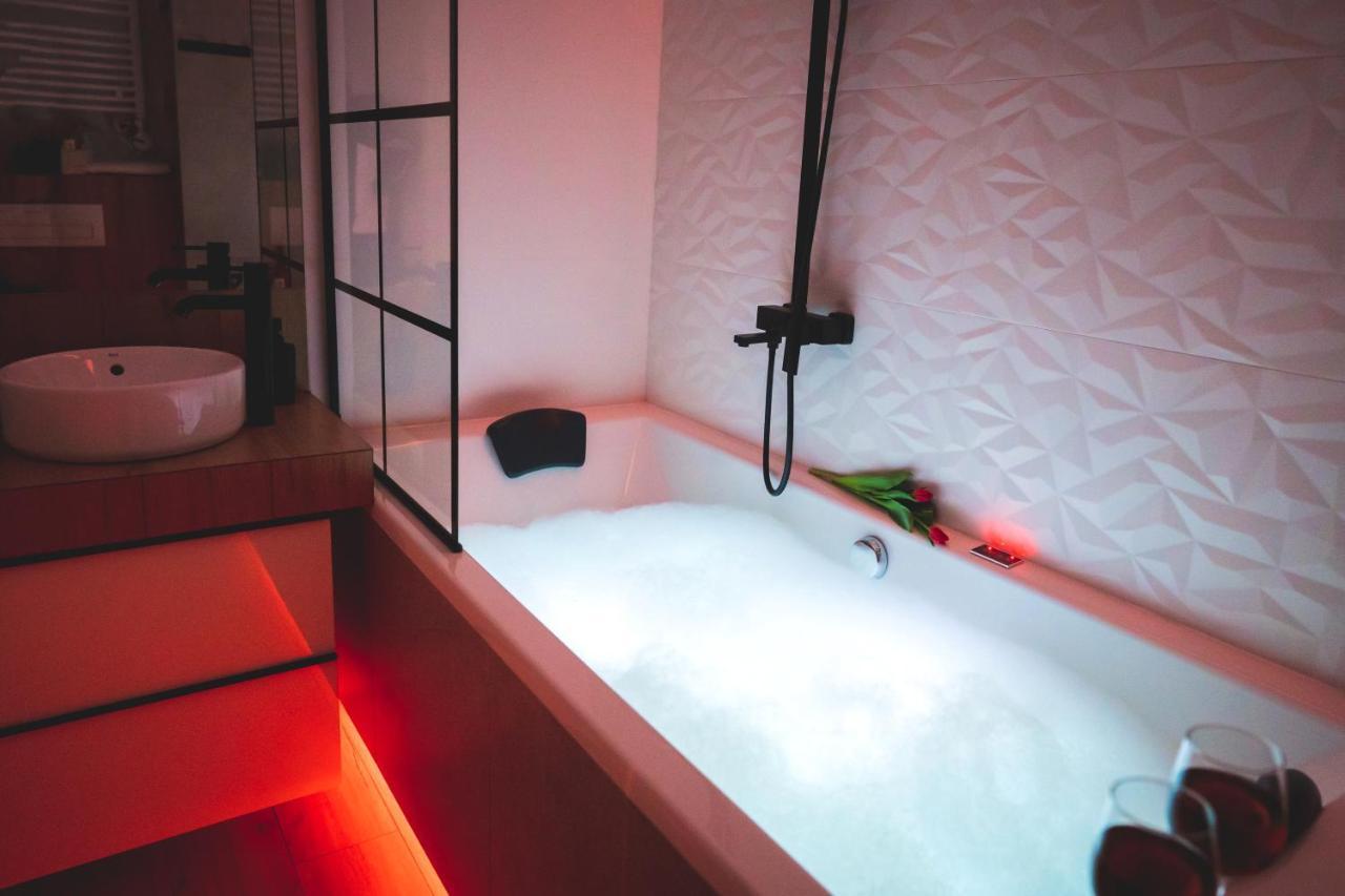 Movie Jacuzzi Apartment At The Main Station By Noclegi Renters Cracovia Exterior foto