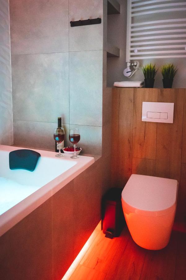 Movie Jacuzzi Apartment At The Main Station By Noclegi Renters Cracovia Exterior foto