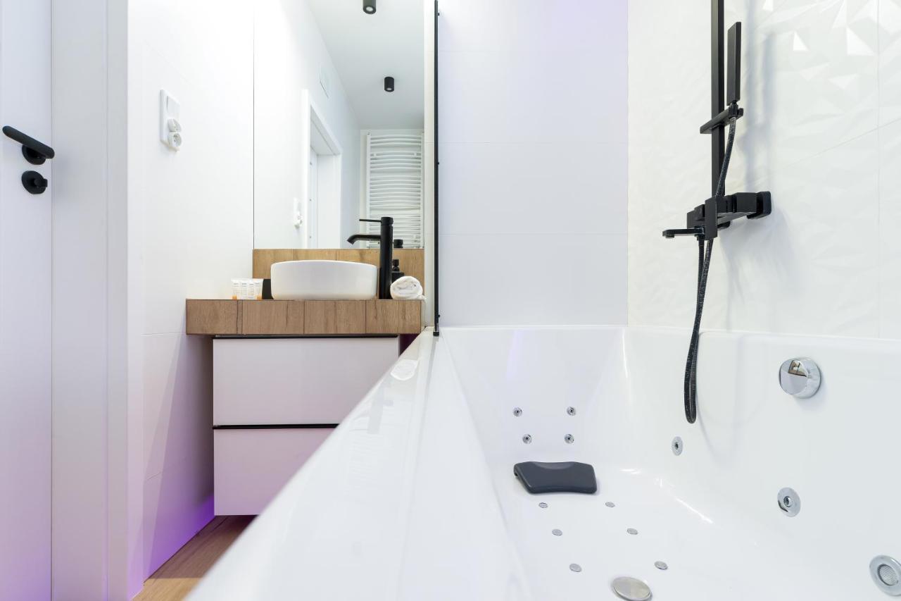 Movie Jacuzzi Apartment At The Main Station By Noclegi Renters Cracovia Exterior foto