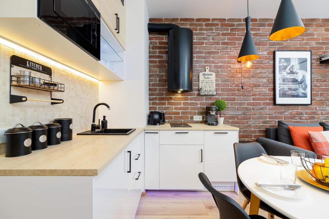 Movie Jacuzzi Apartment At The Main Station By Noclegi Renters Cracovia Exterior foto
