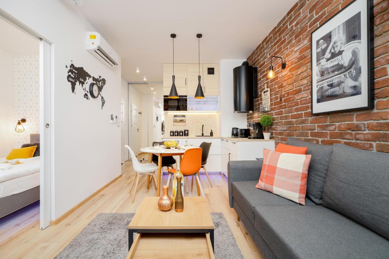 Movie Jacuzzi Apartment At The Main Station By Noclegi Renters Cracovia Exterior foto