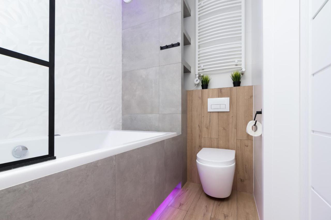 Movie Jacuzzi Apartment At The Main Station By Noclegi Renters Cracovia Exterior foto