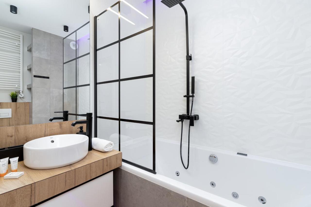 Movie Jacuzzi Apartment At The Main Station By Noclegi Renters Cracovia Exterior foto